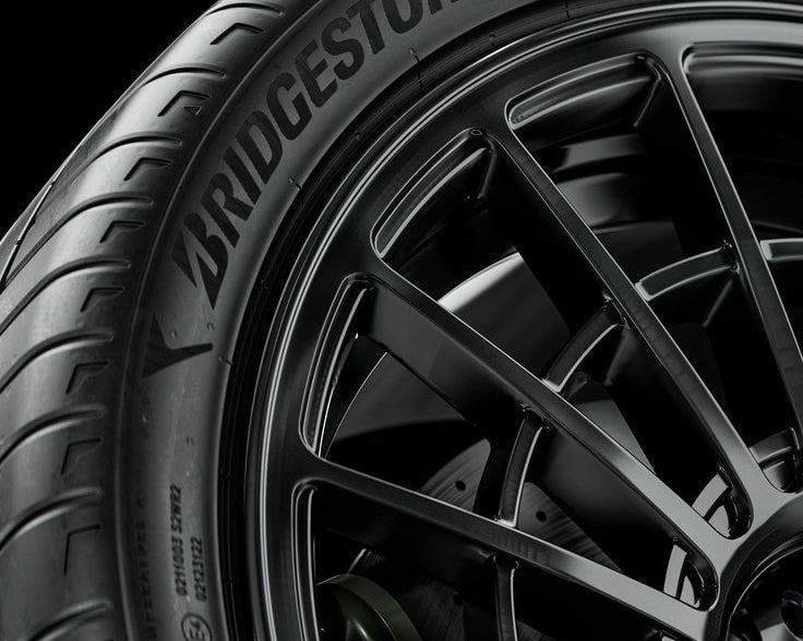 Imagen de neumáticos Bridgestone, mostrando su diseño y calidad, ideales para un rendimiento óptimo en carretera.