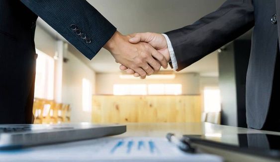 Hombres estrechando las manos