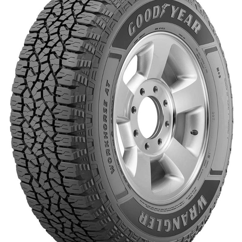 Neumático de SUV Goodyear con diseño robusto y duradero, ideal para aventuras en carretera.